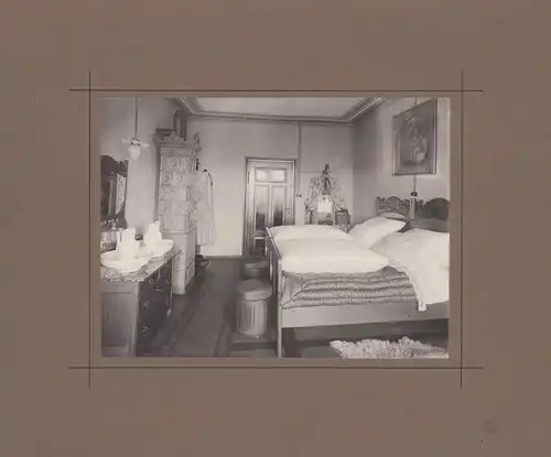 Fotografie Hans Strauss, Altötting, Inneneinrichtung, Schlafzimmer mit Kachelofen, Schminktisch & Waschtisch, 36 x 30cm