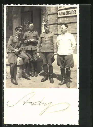 Foto-AK Charkow, Soldaten in Uniform vor Gebäude, 1943