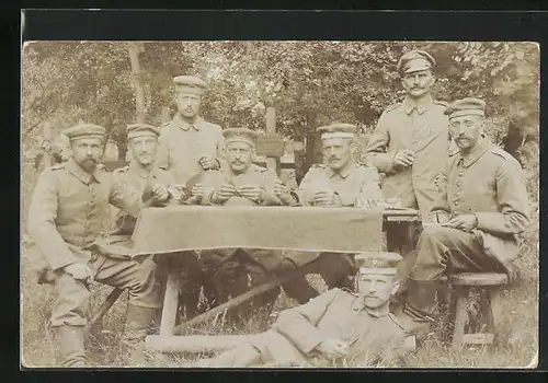Foto-AK Soldaten am Gartentisch beim Kartenspiel