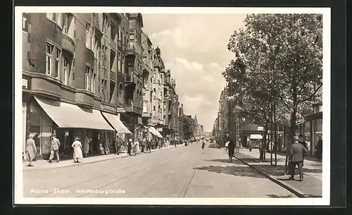 AK Wanne-Eickel, Hindenburgstrasse mit Passanten