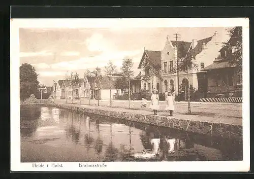 AK Heide i. Holst., Flusspartie an der Brahmsstrasse, Kleine Mädchen