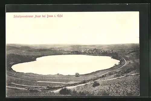 AK Schalkenmehren / Eifel, Totalansicht mit Maar