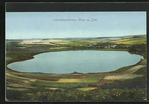 AK Schalkenmehren / Eifel, Maar mit Ortsansicht