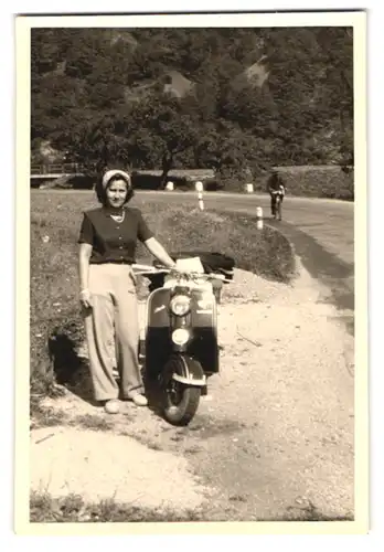 3 Fotografien Motorrrad NSU Lambretta, Paar mit Motorroller - LKrad während einer Ausfahrt