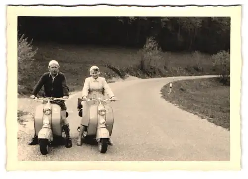 3 Fotografien Motorrrad NSU Lambretta, Paar mit Motorroller - LKrad während einer Ausfahrt