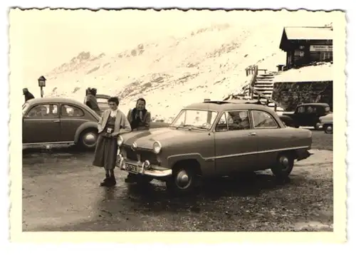 2 Fotografien Auto Ford Taunus, Damen am PKW auf einer Passhöhe