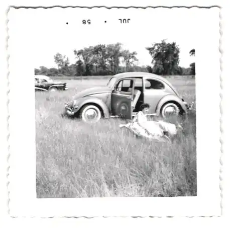 2 Fotografien Auto VW Käfer Ovali, Volkswagen mit Weisswandreifen & Schlafaugen, hübsche Dame nebst PKW 1958
