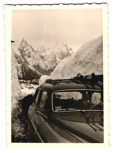 4 Fotografien Grenzübergang Österreich-Italien, Auto auf einer Passstrasse in den Dolomiten