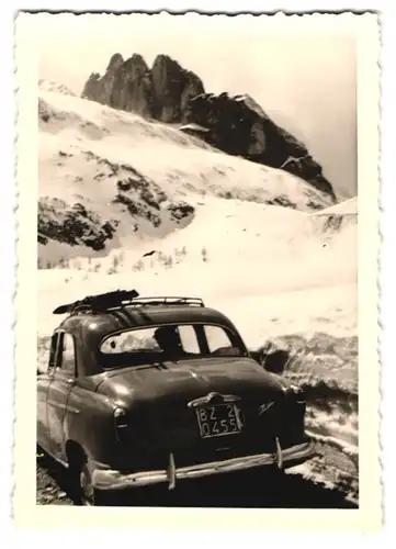 4 Fotografien Grenzübergang Österreich-Italien, Auto auf einer Passstrasse in den Dolomiten