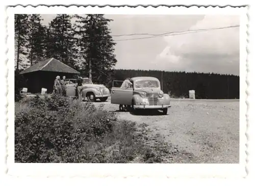 8 Fotografien Opel, Familie mit PKW auf einer Ausflugsfahrt im Mittelgebirge