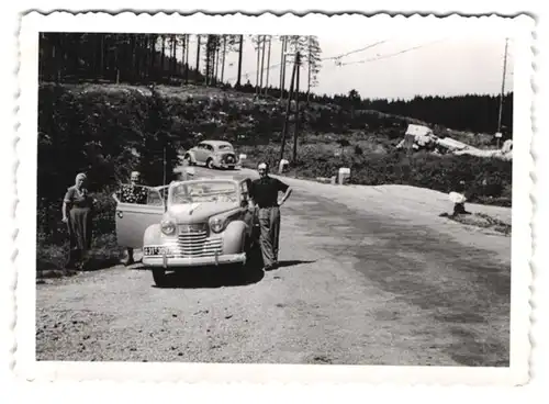 8 Fotografien Opel, Familie mit PKW auf einer Ausflugsfahrt im Mittelgebirge