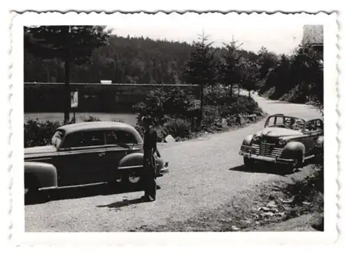8 Fotografien Opel, Familie mit PKW auf einer Ausflugsfahrt im Mittelgebirge