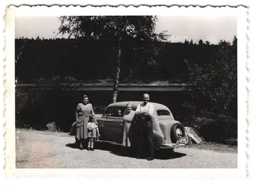 8 Fotografien Opel, Familie mit PKW auf einer Ausflugsfahrt im Mittelgebirge