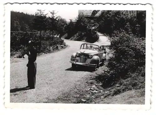 8 Fotografien Opel, Familie mit PKW auf einer Ausflugsfahrt im Mittelgebirge