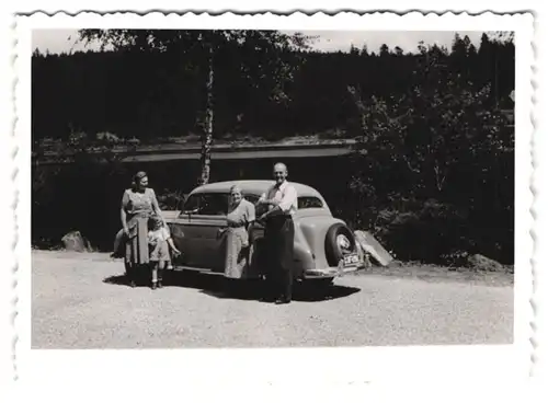 8 Fotografien Opel, Familie mit PKW auf einer Ausflugsfahrt im Mittelgebirge