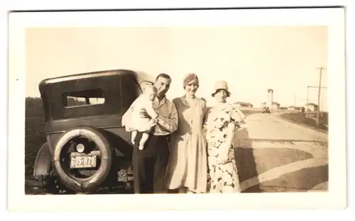 2 Fotografien Auto US-Car, PKW mit Kennzeichen OHIO 1930