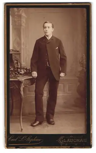 Fotografie Carl L. Stephan, Glauchau, Hoffnung 47, Portrait junger blonder Mann im eleganten Anzug