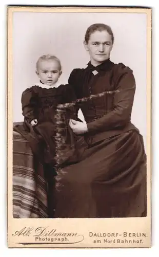 Fotografie Alb. Dittmann, Dalldorf-Berlin, Portrait stolze hübsche Mutter mit süsser Tocher