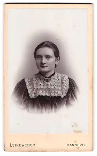 Fotografie Leineweber, Hannover, Georgstr. 30, Portrait dunkelhaariges Fräulein mit Stickerei am Kleid