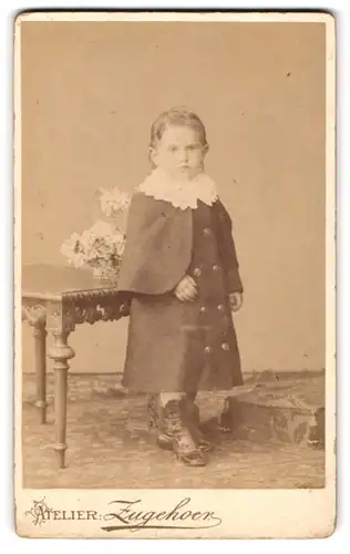 Fotografie Atelier Zugehoer, Naumburg a. S., Wenzels Promenade 6, Portrait bildschönes Mädchen im Kleid mit Umhang