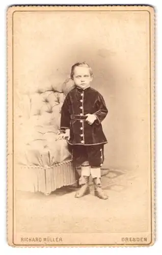 Fotografie Richard Müller, Dresden, Marienstr. 26, Portrait frecher blonder Bube im Samt-Anzug
