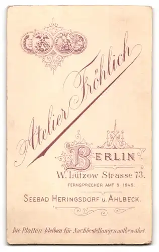 Fotografie Atelier Fröhlich, Berlin, Lützow-Str. 73, Portrait lächelndes Mädchen mit Schulranzen und Umhängetasche