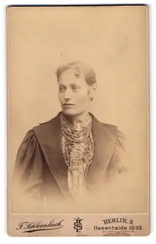 Fotografie F. Schloenbach, Berlin, Hasenhaide 52 /53, Portrait blonde Schönheit mit Halsschmuck im Kleid