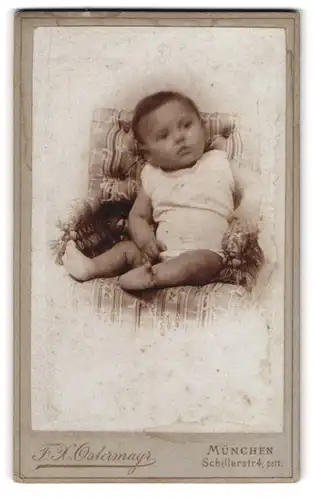 Fotografie F. X. Ostermayr, München, Schillerstr. 4, Portrait süsses Baby im weissen Hemdchen