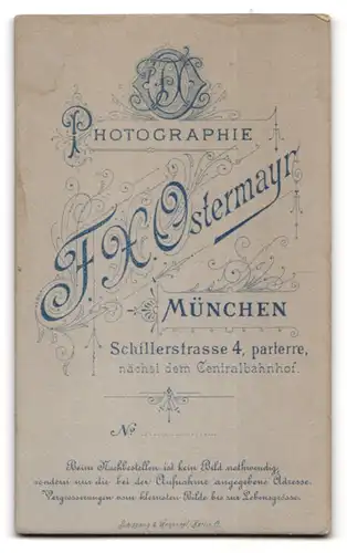 Fotografie F. X. Ostermayr, München, Schillerstr. 4, Portrait süsses Baby im weissen Hemdchen