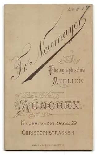 Fotografie Fr. Neumayer, München, Neuhauserstr. 29, Portrait brünette Schönheit mit Flechtzopf und Brosche am Kragen