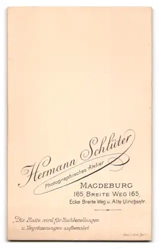 Fotografie Herm. Schlüter, Magdeburg, Breite Weg 165, Portrait charmanter junger Mann mit Brille und Schnurrbart