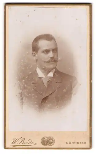 Fotografie W. Biede, Nürnberg, Frauenthorgraben 37, Portrait charmanter junger Mann mit Schnurrbart im Jackett