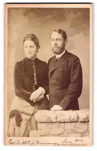 Fotografie J. B. Feilner, Bremen, Richtweg 6b, Portrait eines elegant gekleideten Paares