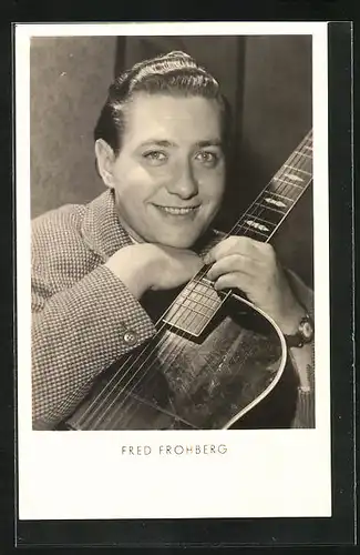 AK Fred Frohberg, Musiker im Porträt mit seiner Gitarre