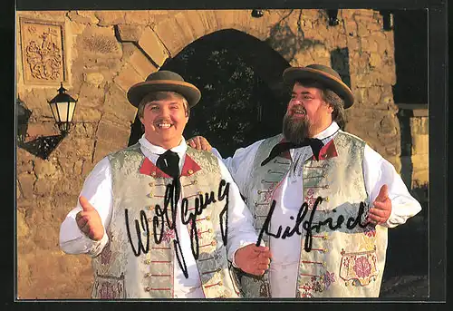 AK Die Wildecker Herzbuben, Sänger in Tracht vor einer Burganlage