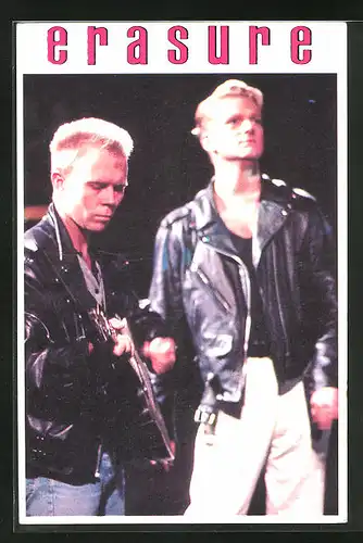 AK Musikgruppe Erasure mit Gitarre bei einem Auftritt