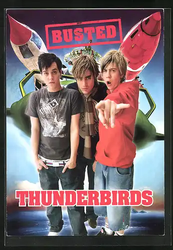 AK Thunderbirds, Gruppenbild der Musiker mit Raketen im Hintergrund