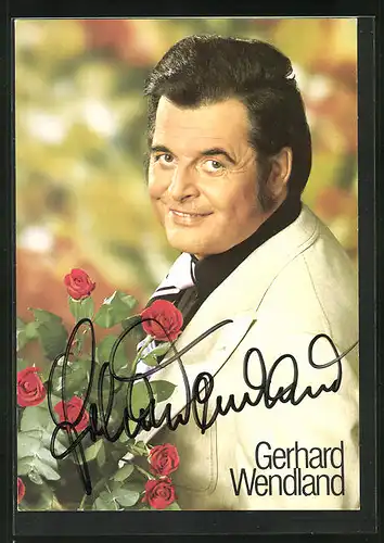 AK Sänger Gerhard Wendland hält einen Rosenstrauss in der Hand