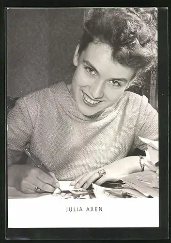 AK Sängerin Julia Axen schreibt Autogramme
