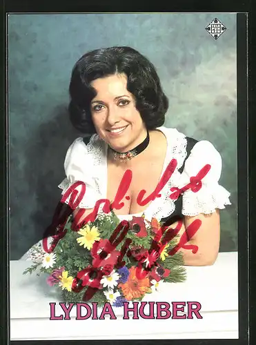 AK Sängerin Lydia Huber in Tracht mit einem Blumenstrauss in der Hand