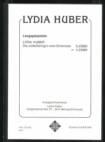 AK Sängerin Lydia Huber in Tracht mit einem Blumenstrauss in der Hand