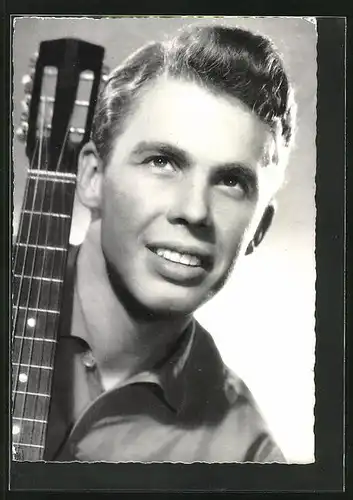AK Peter Kraus, Porträt des Sängers mit seiner Gitarre