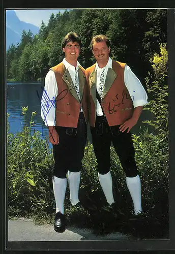 AK Original Naabtal Duo, Musiker in Tracht an einem See stehend