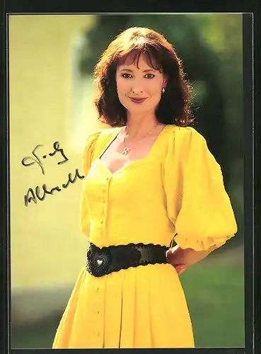 AK Gaby Albrecht, Halbporträt der Sängerin im gelben Kleid