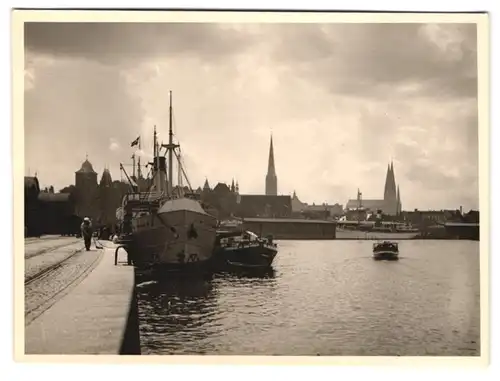 8 Fotografien Wassner, Lübeck, Ansicht Lübeck, Dom, Schiffe im Hafen, Kirche, Stadtzentrum, Strassenansicht u.a.