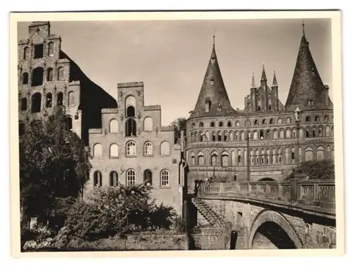 8 Fotografien Wassner, Lübeck, Ansicht Lübeck, Holstentor, Dom, Strassenansicht, Innenstadt u.a.