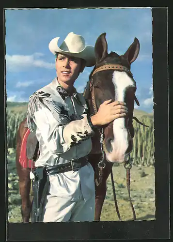 AK Sänger Cliff Richard als Cowboy neben einem Pferd