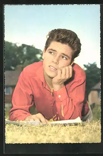 AK Sänger Cliff Richard liegt nachdenklich auf der Wiese