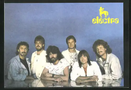 AK Musikgruppe Electra präsentieren sich gemeinsam vor einem blauen Hintergrund