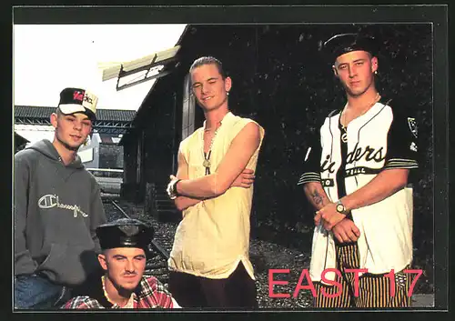 AK Musikgruppe East 17 posiert im lässigen Outfit
